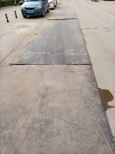 鄠邑区锦玉路路面坑洼不维修 用钢板铺路噪音大 - 西部网